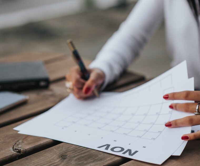 Mulher consultando e fazendo anotações do prazo do contrato de locação em um calendário